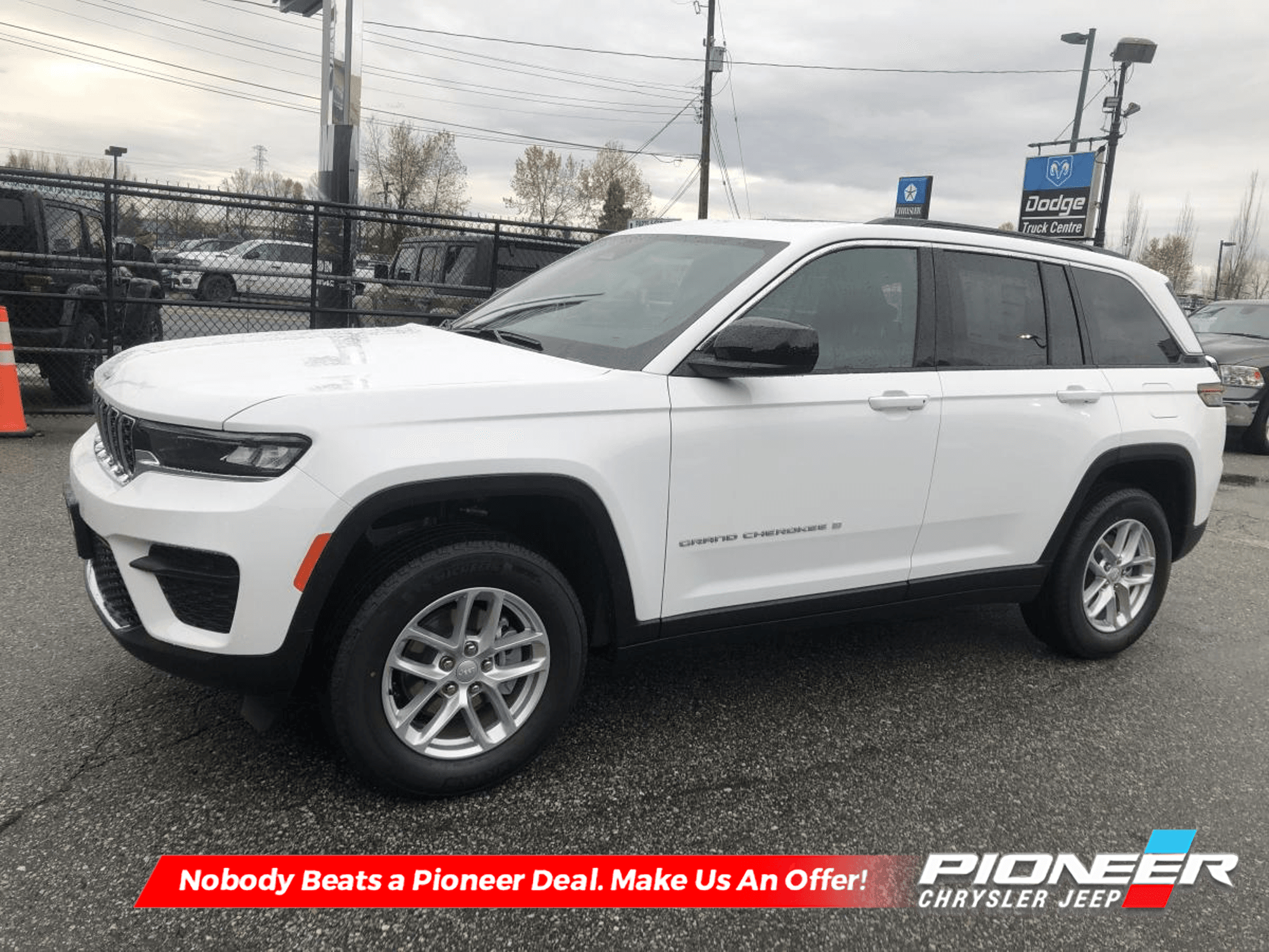 2025 Jeep Grand Cherokee Laredo - Sunroof - Low Mileage — photo 1