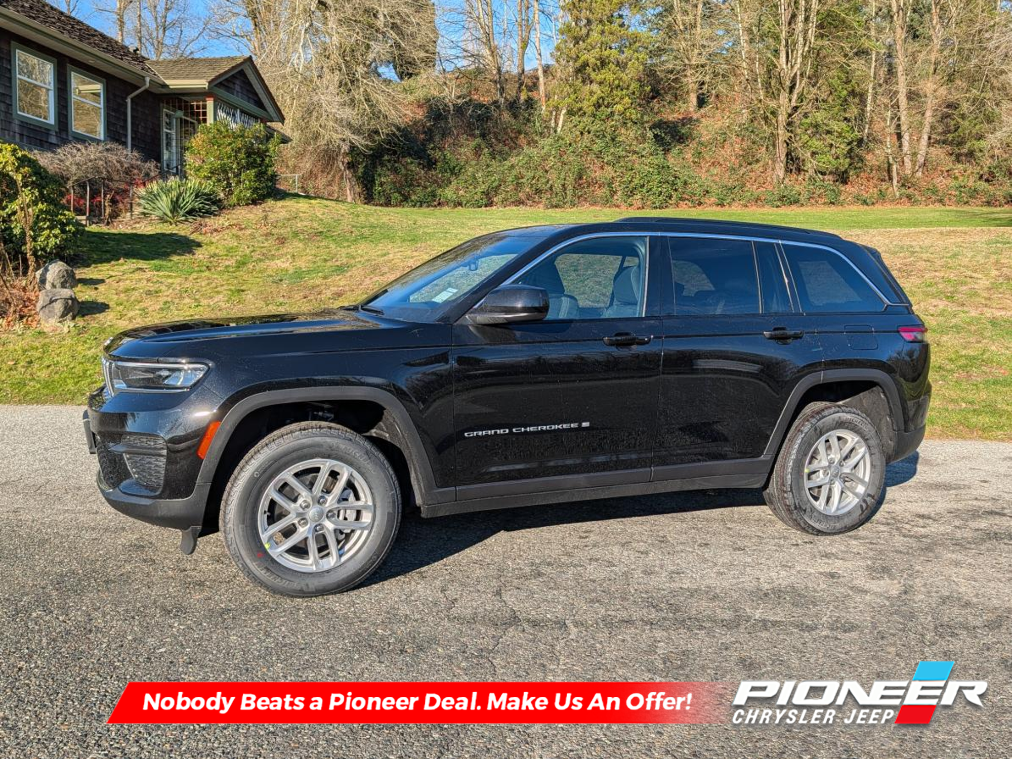 2025 Jeep Grand Cherokee Laredo - Low Mileage — photo 1