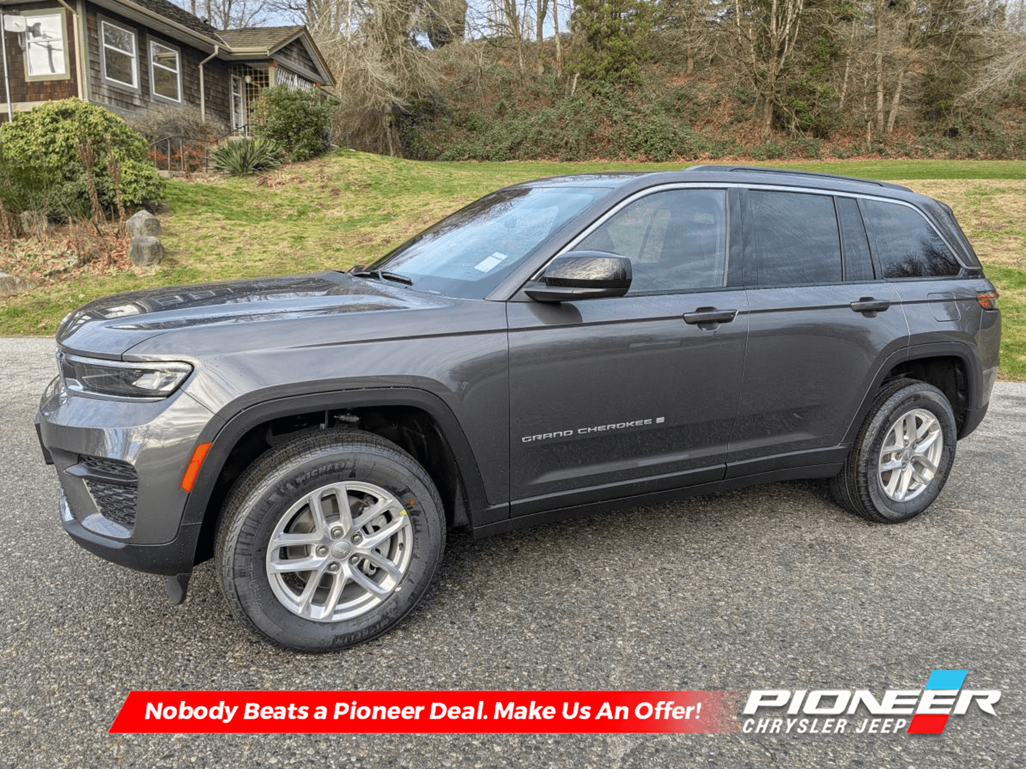 2025 Jeep Grand Cherokee Laredo - Low Mileage — photo 1