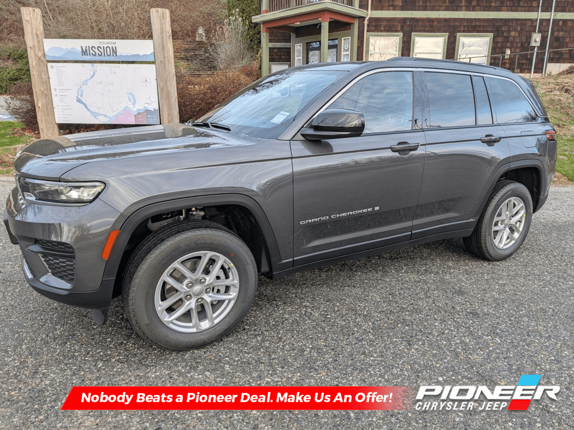 2025 Jeep Grand Cherokee Laredo - Sunroof - Low Mileage — photo 1