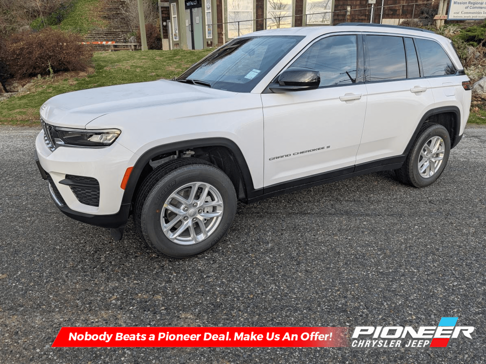 2025 Jeep Grand Cherokee Laredo - Sunroof - Low Mileage — photo 1