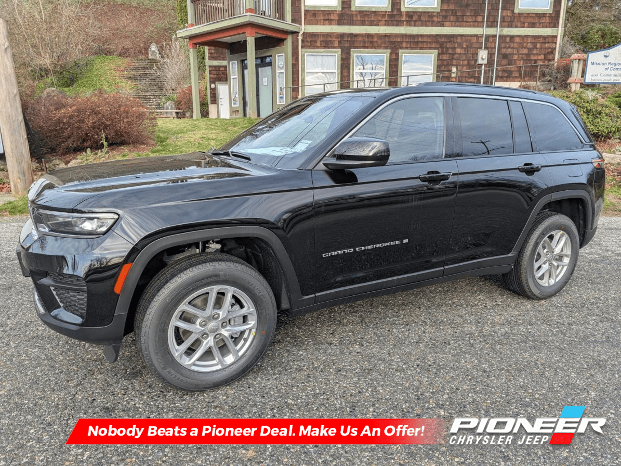 2025 Jeep Grand Cherokee Laredo - Low Mileage — photo 1