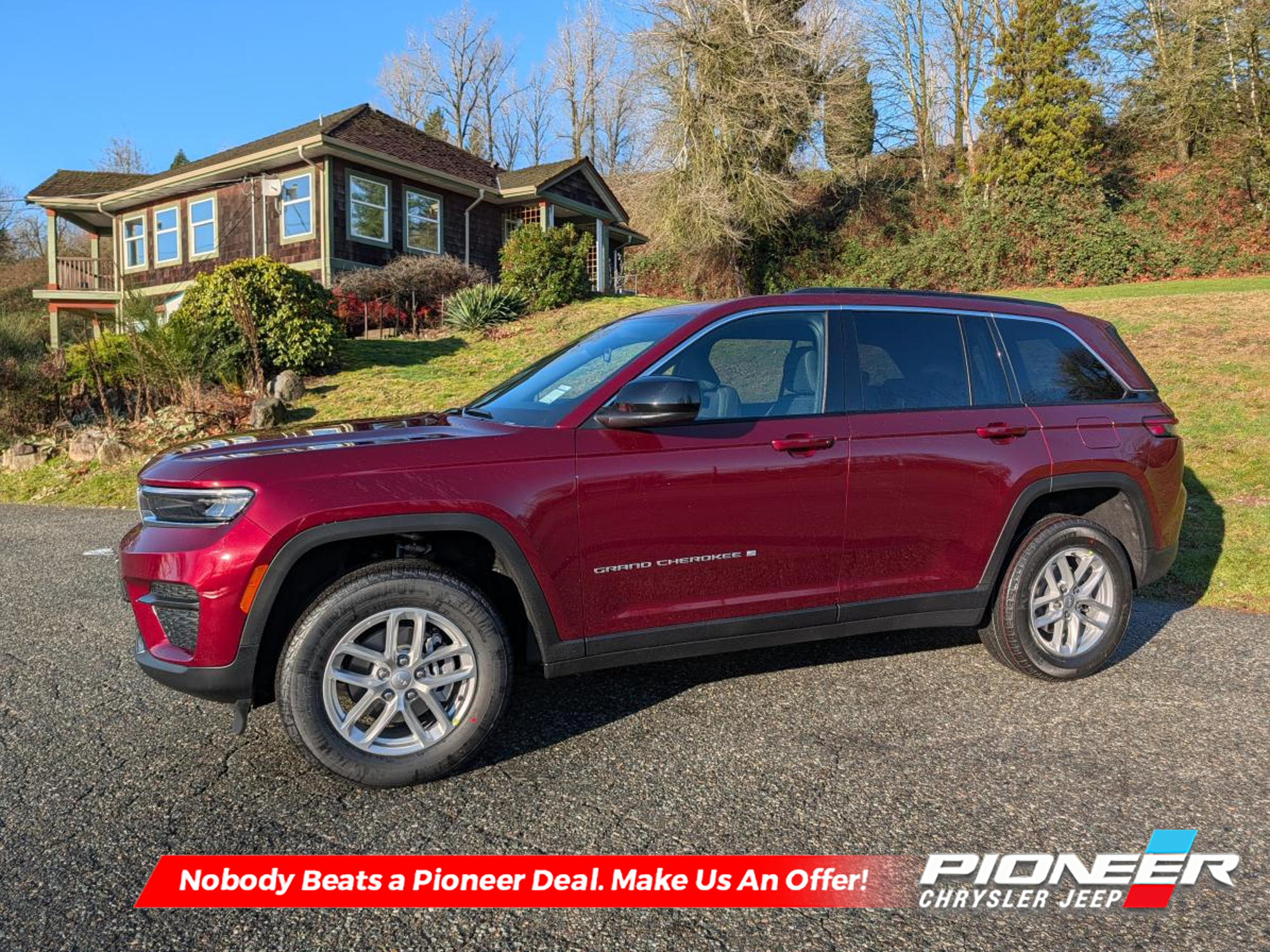 2025 Jeep Grand Cherokee Laredo - Low Mileage — photo 1
