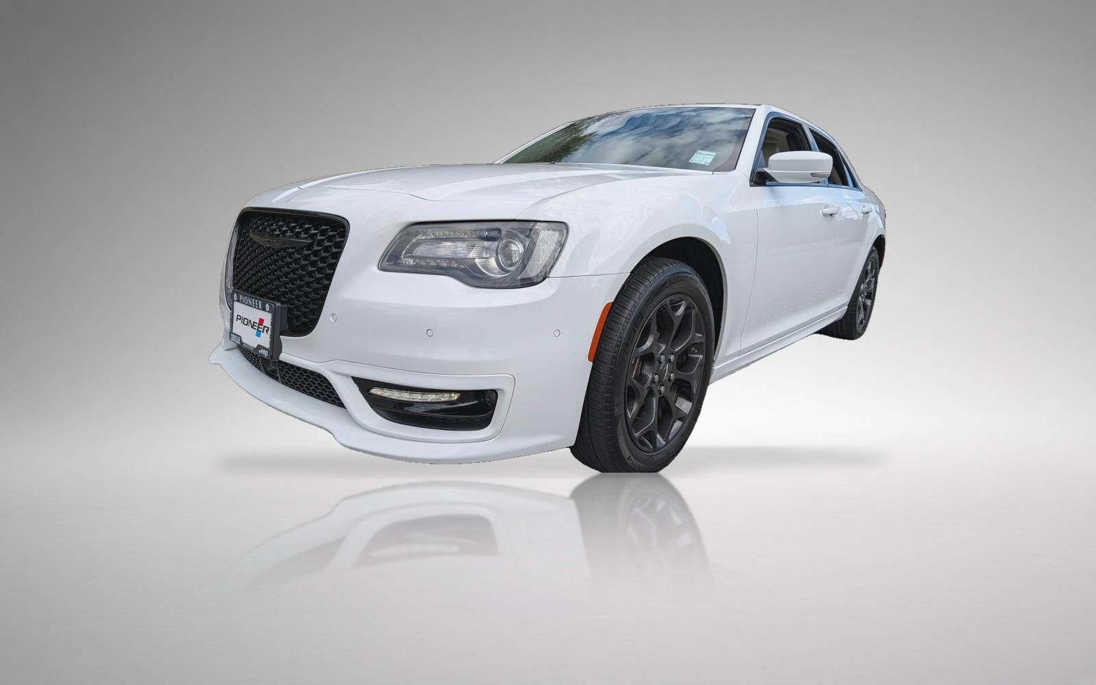 2022 Chrysler 300 Touring Awd — photo 1