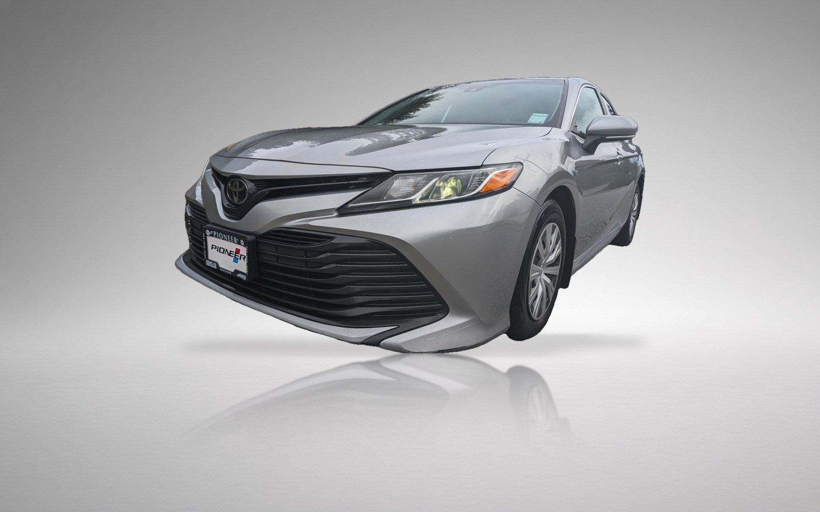 2019 Toyota Camry Le Leather — photo 1